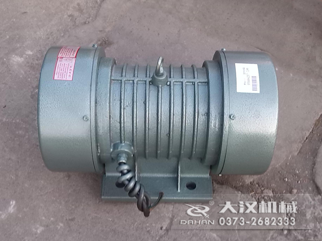 VB振動(dòng)電機(jī)的選型要根據(jù)所匹配產(chǎn)品需要的激振大小，進(jìn)行選擇。