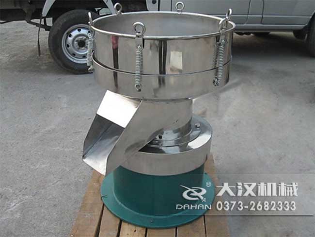 涂料振動篩由：框體，振動斗，出料口，振動電機(jī)底座等部件組成
