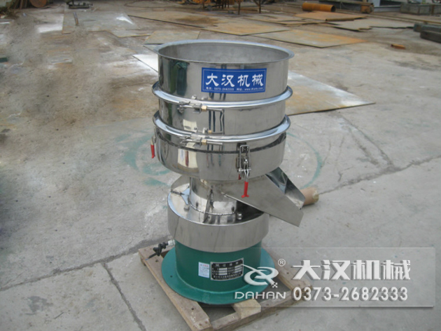 涂料過濾振動篩：利用振動電機(jī)的振動力帶動物料在篩網(wǎng)上進(jìn)行篩分，從而利用篩網(wǎng)孔徑的大小不同，完成涂料的分級，除雜等篩分目的。