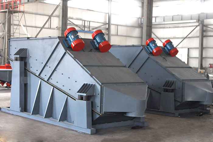 ZSG礦用振動(dòng)篩采用雙電機(jī)振動(dòng)，電機(jī)位置安裝在頂部，便于更好的傳遞振動(dòng)力。