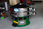 800型單層三次元振動篩，產(chǎn)量可達(dá)800kg/h。