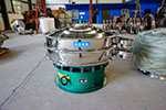 1200型三次元振動篩，產(chǎn)量可達(dá)2100kg/h。